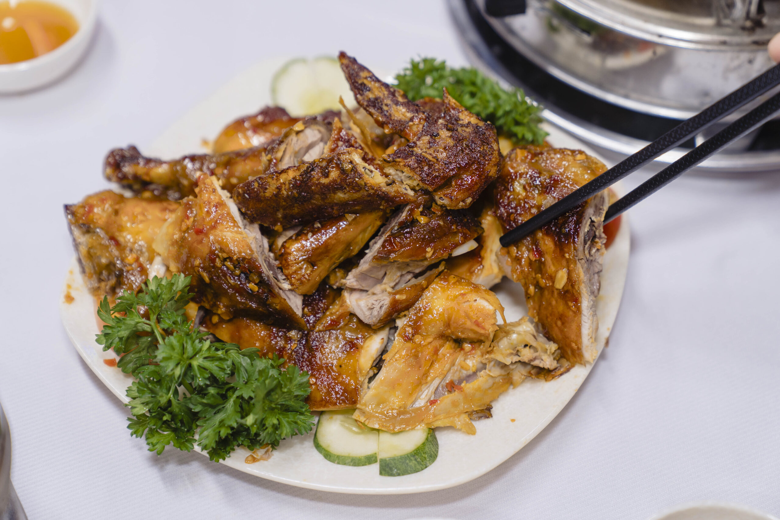 Gà nướng Phan Lá É – da giòn vàng ruộm, thịt ngọt