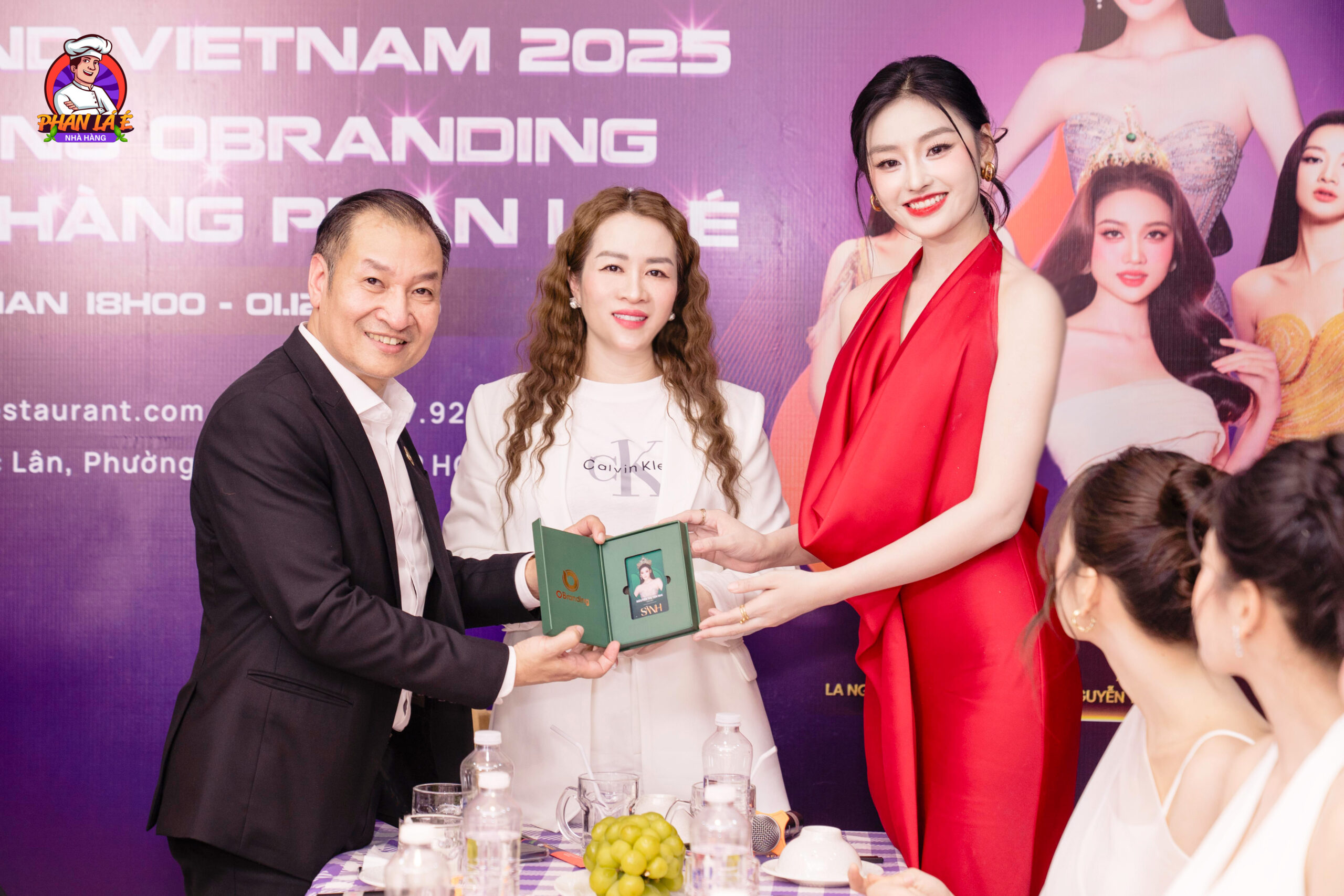 Đại Diện Tập Đoàn OpenLive Group Tặng Thẻ Sành Cho Top 5 Miss Grand Vietnam 2025 