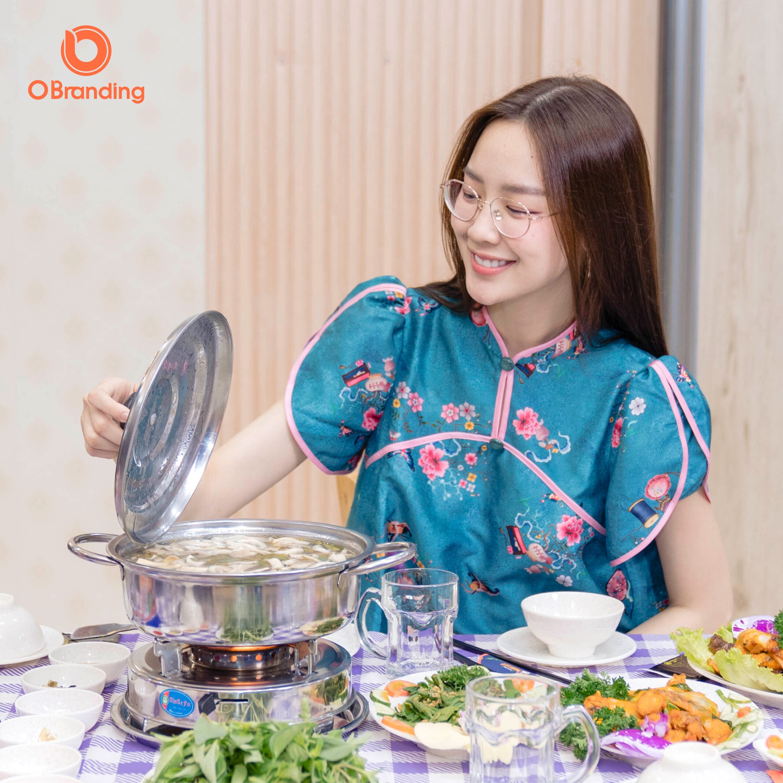 Hoa Hậu Bảo Ngọc Trải Nghiệm Lẩu Gà Phan Lá É