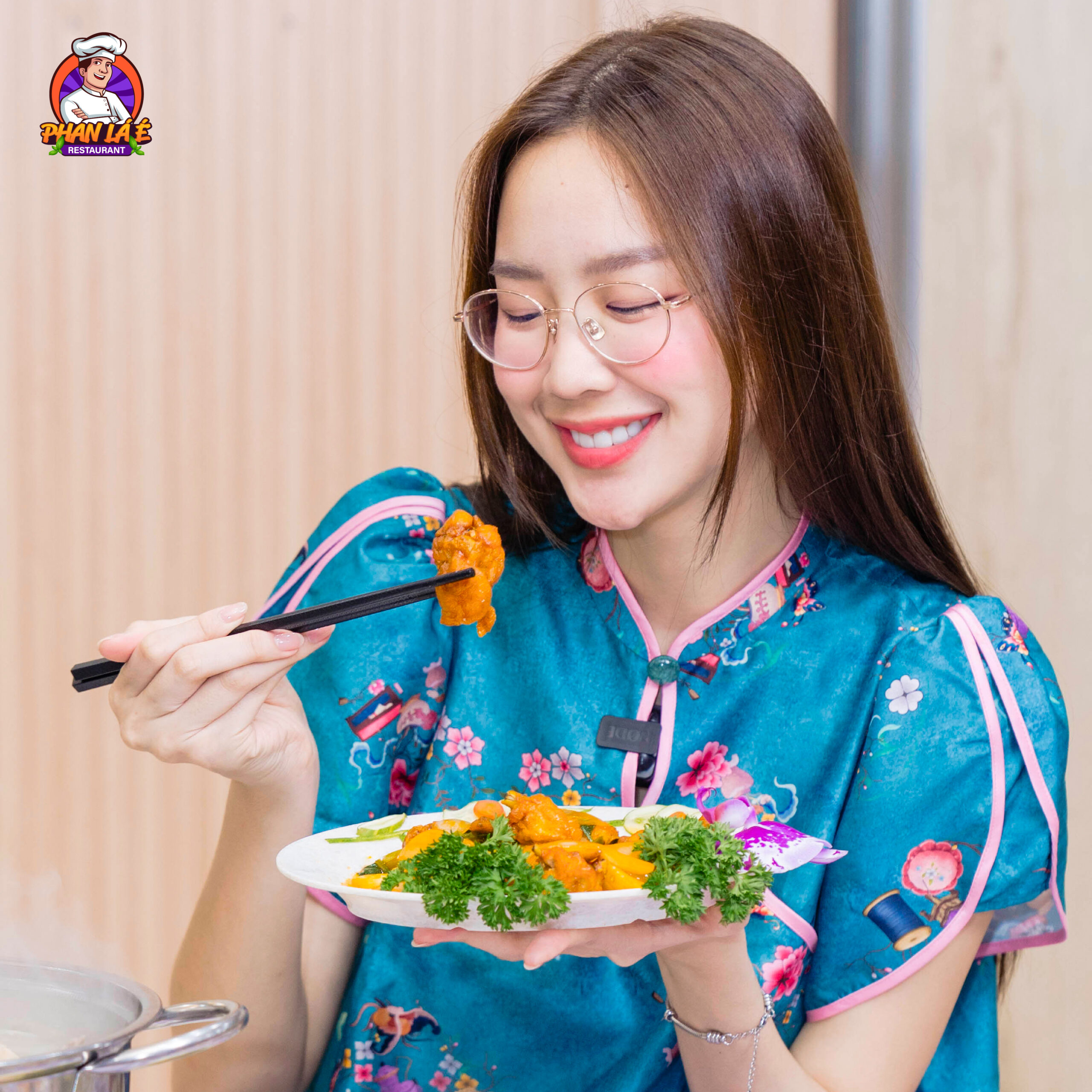 Hoa Hậu Bảo Ngọc Trải Nghiệm Món Ăn Tại Phan Lá É