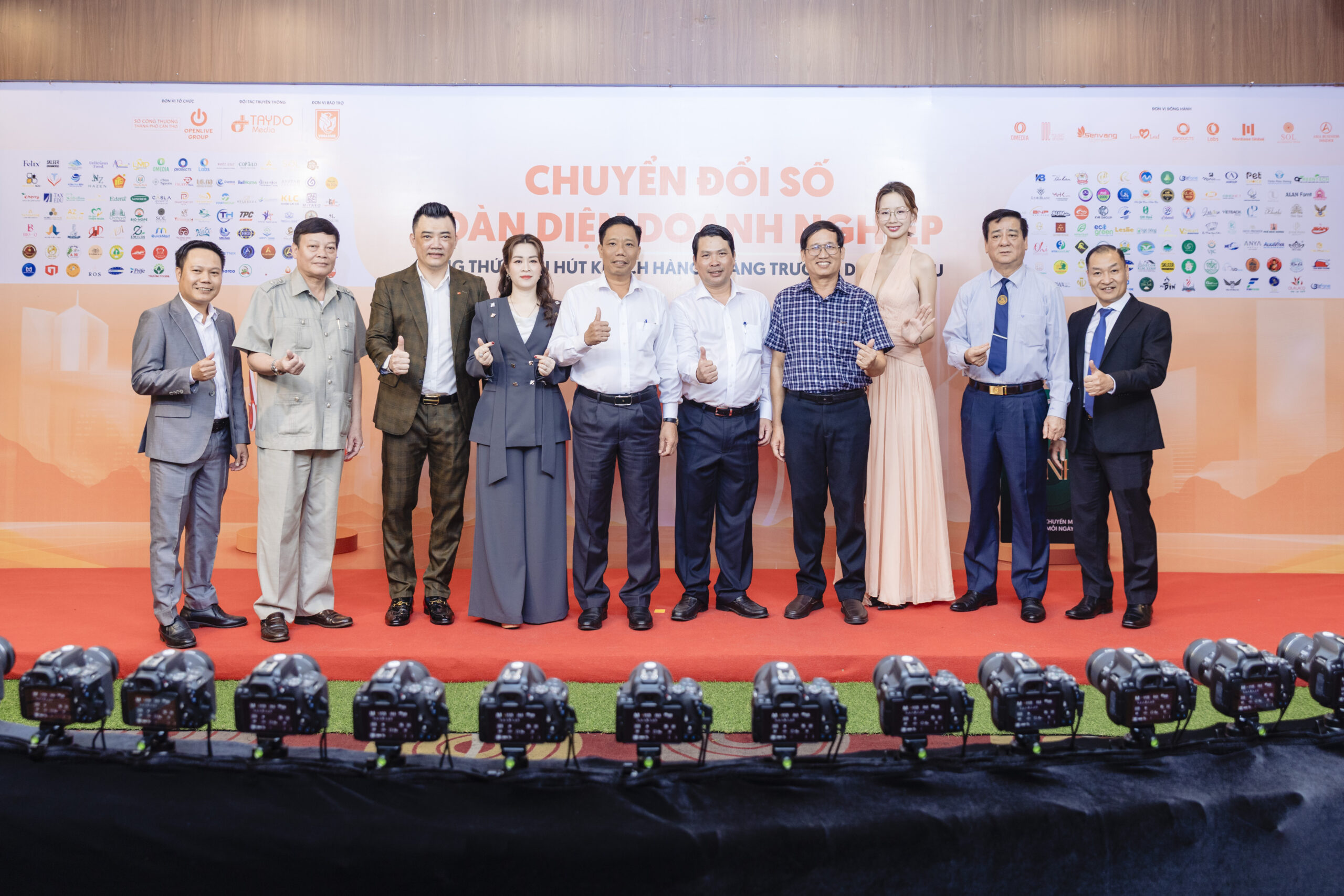 Chuỗi sự kiện “Chuyển Đổi Số Toàn Diện Doanh Nghiệp - Công Thức Thu Hút Khách Hàng & Tăng Trưởng Doanh Thu”.