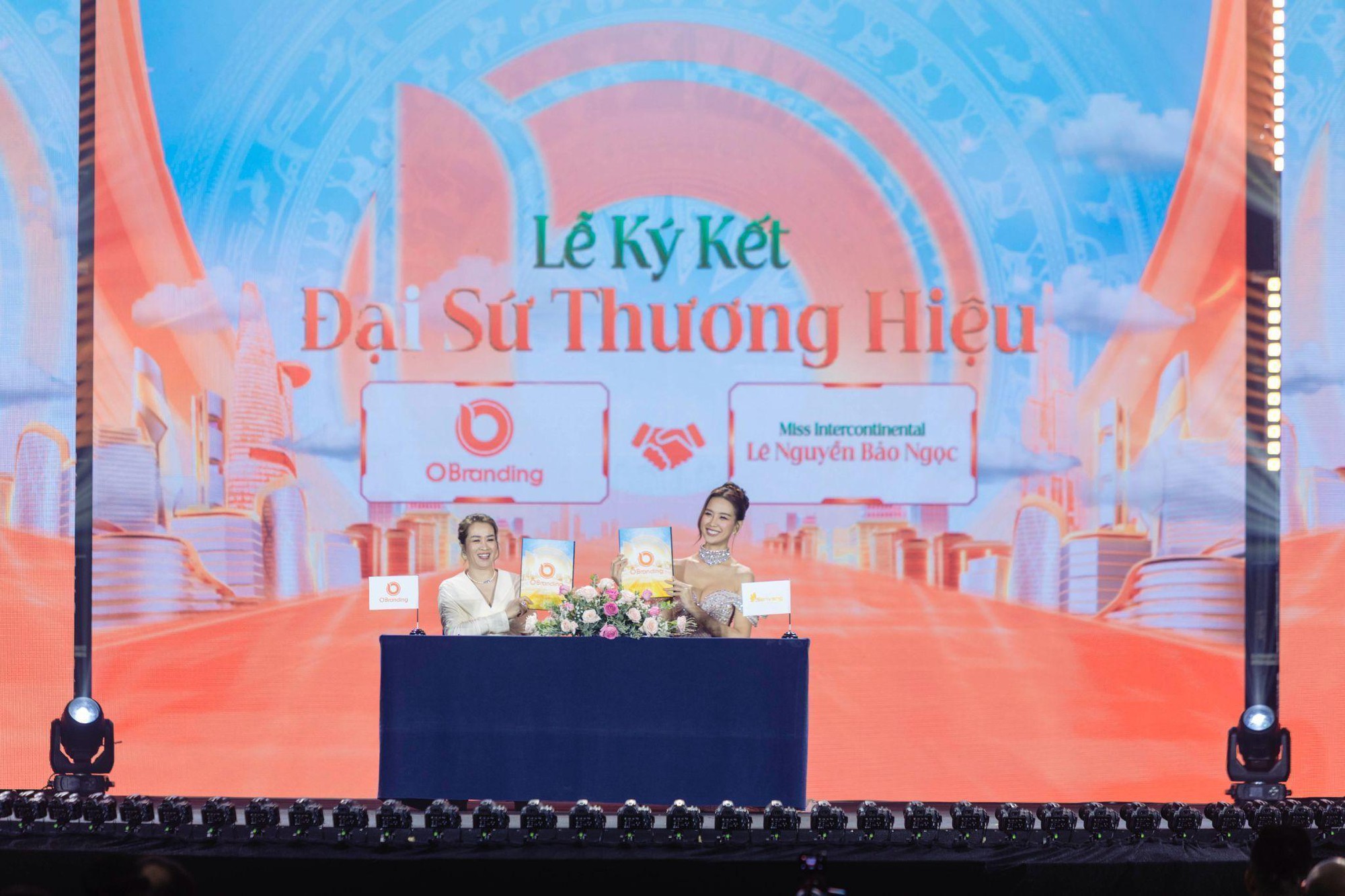 Lễ ký kết Đại sứ Thương hiệu giữa OBranding và Hoa hậu Lê Nguyễn Bảo Ngọc.